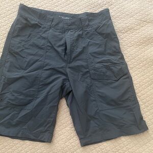 Men’s Columbia, Omni shade gray shorts size 30